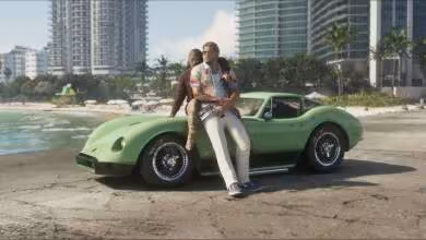 Deux personnages devant une voiture de sport verte près d’une plage, capture d’écran GTA VI en ville