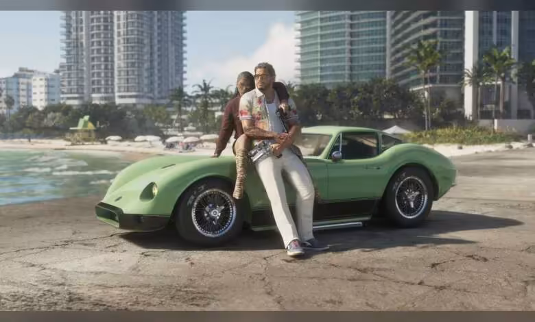 GTA VI Ultimate Edition dépasse la version standard dans les précommandes à 100 dollars 1 Deux personnages devant une voiture de sport verte près d’une plage, capture d’écran GTA VI en ville