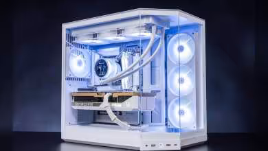 Boîtier HYTE Y50 RGB blanc avec triple ventilateurs RGB, GPU GeForce RTX et refroidissement liquide intégré