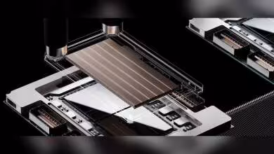 Processeur IBM Z illustré en vue éclatée avec puce et connecteurs, rendu technique produit