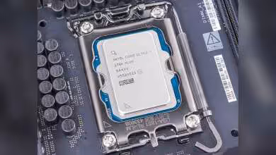 Processeur Intel Core Ultra 7 270K Plus installé sur carte mère, socket CPU visible en gros plan