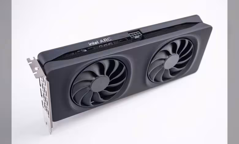 Intel Arc Linux : la compression du frame buffer apporte jusqu’à 5 % de mieux 1 Carte graphique Intel Arc avec double ventilateur noir et connecteur d’alimentation visible sur le dessus