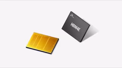 Deux puces HBM4E, dont un die de base noir Intel Foundry et une mémoire dorée sur fond blanc