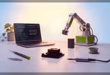 Kit NVIDIA Jetson Orin Nano pour edge AI avec bras robotisé, écran code et composants électroniques