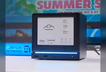 Écran e-ink JSAUX affichant la météo sur fond de configuration gaming JSAUX.