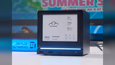 Écran e-ink JSAUX affichant la météo sur fond de configuration gaming JSAUX.
