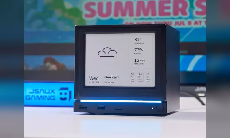 Steam Machine : JSAUX affine sa façade Color Dot Matrix alimentée en externe pour le Q4 1 Écran e-ink JSAUX affichant la météo sur fond de configuration gaming JSAUX.
