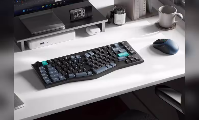 Keychron Alice : les B39 et B40 adaptent ce format ergonomique aux switches ciseaux 1 Clavier ergonomique Keychron Alice noir et bleu sur bureau blanc, vue en perspective avec souris et étagère