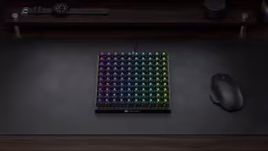 Macro pad Keychron C100 8K compact avec touches RGB arc-en-ciel, souris noire sur tapis
