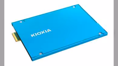 Module CXL Kioxia XL1 bleu à quatre vis, format SSD/extension, connecteur doré latéral visible
