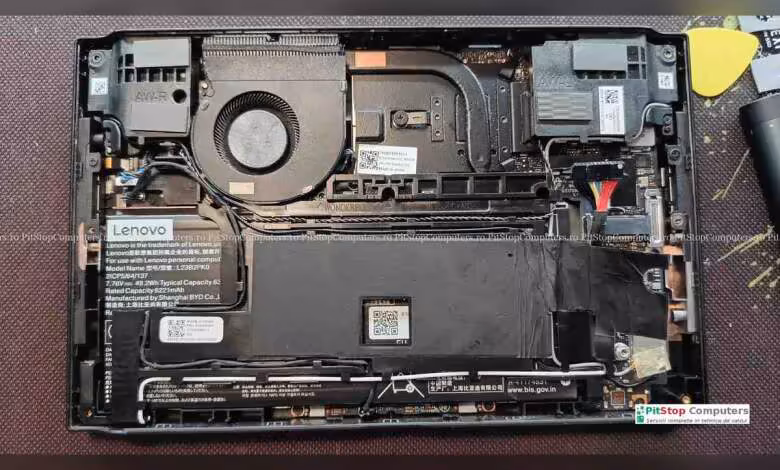BIOS Legion Go : l'update N3CN42WW liée à des écrans noirs et des devis à 237 € 1 Intérieur d'un appareil Lenovo démontrant composants électroniques avec étiquettes Lenovo et ventilateur visible.