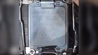 Capot de socket Intel LGA-1954 2L-ILM gravé, installé sur carte mère avec mécanisme de rétention