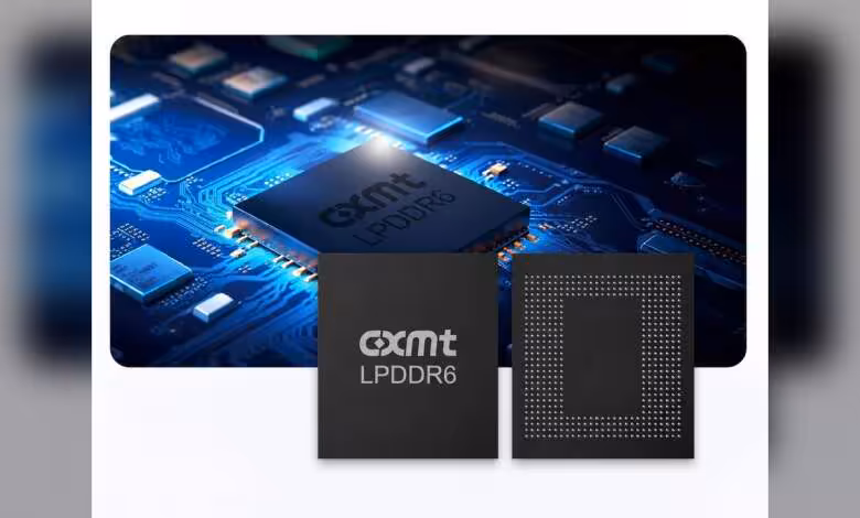 LPDDR6 : CXMT lance une production à risque à 12,8 Gbps et rejoint les leaders 1 Puce mémoire CXMT LPDDR6 noire avec grille de contacts et circuit imprimé bleu en arrière-plan
