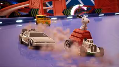 Voiture miniature DeLorean en métal grise et véhicule rouge à moteur, sur circuit de jeu lumineux Mattel