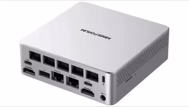 Mini PC Minisforum Wildcat Lake, perspective diagonale éclairage neutre sur fond blanc.