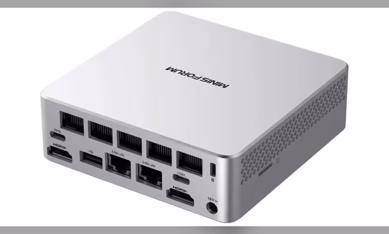 M2 Air-304 : Minisforum place le Core 3 304 dans 0,47 L avec USB4 et double 2,5GbE 1 Mini PC Minisforum Wildcat Lake, perspective diagonale éclairage neutre sur fond blanc.