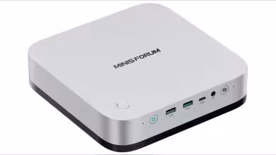Mini PC MINISFORUM M2 Pro vue de face éclairage neutre, fond blanc minimaliste