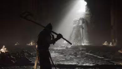 Capture sombre de Mortal Shell II, guerrier silhouetté armé d’une hallebarde face à une statue lumineuse