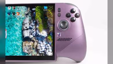 Console portable MSI Claw violette affichant un bureau Windows avec écran tactile et sticks analogiques visibles