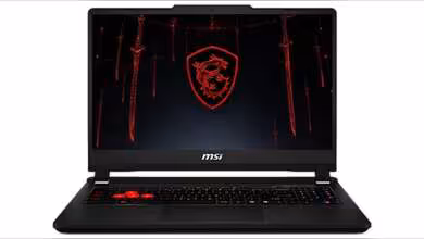 Écran d'ordinateur portable MSI avec logo rouge et épées lumineuses fond noir