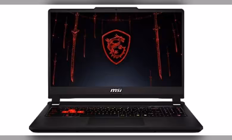Katana 15 HX : MSI relance un 15,6 pouces gamer avec DDR4-3200 et RTX 5070 1 Écran d'ordinateur portable MSI avec logo rouge et épées lumineuses fond noir