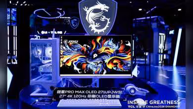 Installation gaming moniteur MSI 27 pouces OLED éclairage RGB fond sombre captivant