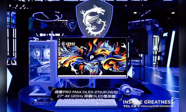 OLED 4K : MSI prépare un 27 pouces 120 Hz avec compensation de dalle en temps réel 1 Installation gaming moniteur MSI 27 pouces OLED éclairage RGB fond sombre captivant