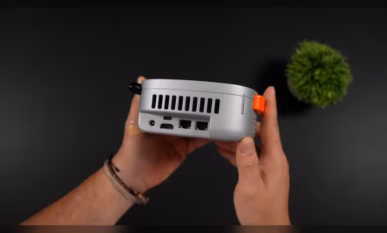Piston V : mini-PC Ryzen AI 9 365 à écran tactile avec dual-boot Windows/Bazzite 1 Mysterious Piston V gaming mini-PC runs Bazzite and Windows with dual-boot touchscreen selector