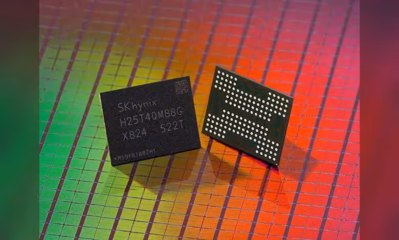 NAND Flash : SK hynix relance Dalian et vise 50 % de production en plus d’ici 2027 1 Puce mémoire NAND SK hynix H25T4Q8M8C sur fond quadrillé, vue face et dessous du composant