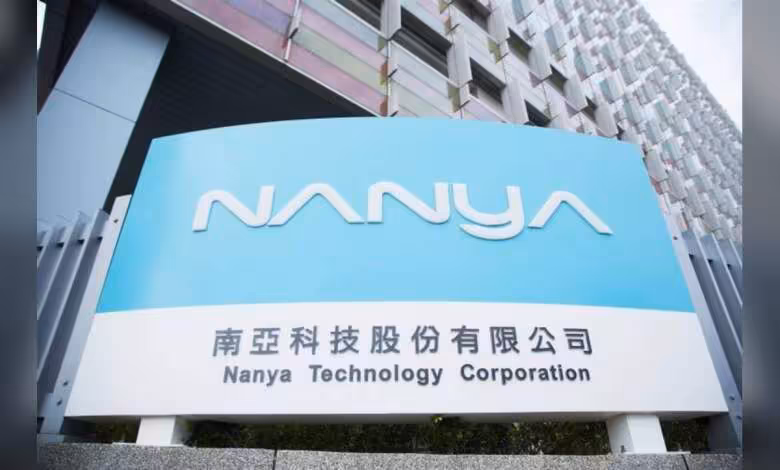 Enseigne Nanya Technology Corporation bleue et blanche devant bâtiment d’entreprise, avec caractères chinois visibles
