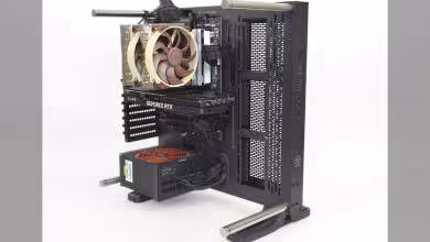 Boîtier PC ouvert sur support, avec ventirad Noctua, carte graphique GeForce RTX et alimentation modulaire