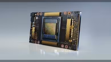 Carte GPU NVIDIA A100 Ampere, puce noire visible, carte serveur compacte avec connecteurs dorés et PCB noir
