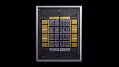 Puce processeur NVIDIA avec die central et blocs mémoire autour, vue de face