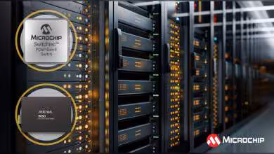 Serveurs de data center avec puces Microchip Switchtec PCIe Gen6 et Micron, façade noire et LEDs allumées