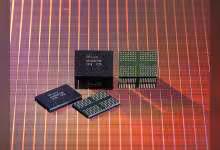 Puces mémoire SK hynix vues en gros plan sur fond technique rouge, plusieurs circuits intégrés
