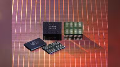 Puces mémoire SK hynix vues en gros plan sur fond technique rouge, plusieurs circuits intégrés