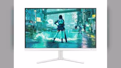 Écran Philips Evnia Fast IPS 27 pouces avec design blanc, affichant une scène de jeu colorée