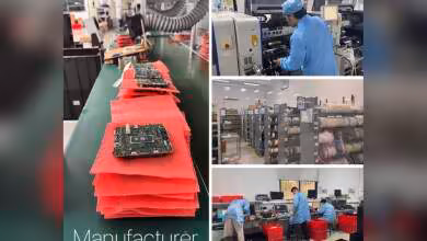 Photos usine composants électroniques cartes sur tapis et employés en action