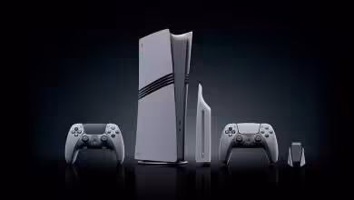 Console Sony PlayStation 5 avec deux manettes DualSense, version standard et modèle slim verticales sur fond sombre