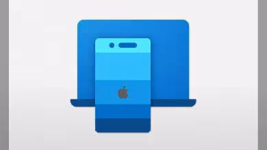 iPhone Apple devant un ordinateur portable bleu, illustration du presse-papiers universel entre iOS et Windows