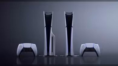 PlayStation 5 Pro de Sony montrée de face avec deux manettes DualSense blanches sur fond sombre