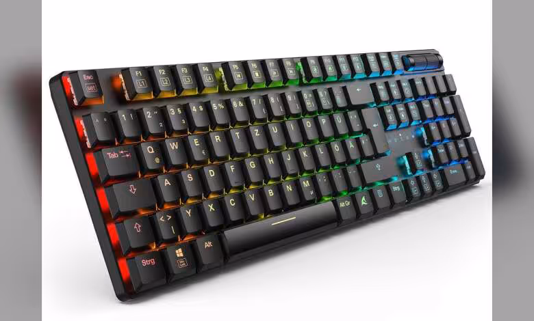 PureWriter W100 : Sharkoon lance un clavier low-profile sans-fil à 59,90 euros 1 Clavier Sharkoon PureWriter W100 noir avec rétroéclairage RGB multicolore, vue trois-quarts sur fond blanc