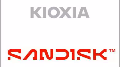 Logos Kioxia et Sandisk sur fond blanc, illustrant l’annonce de mémoires NAND 3D QLC deux téraoctets