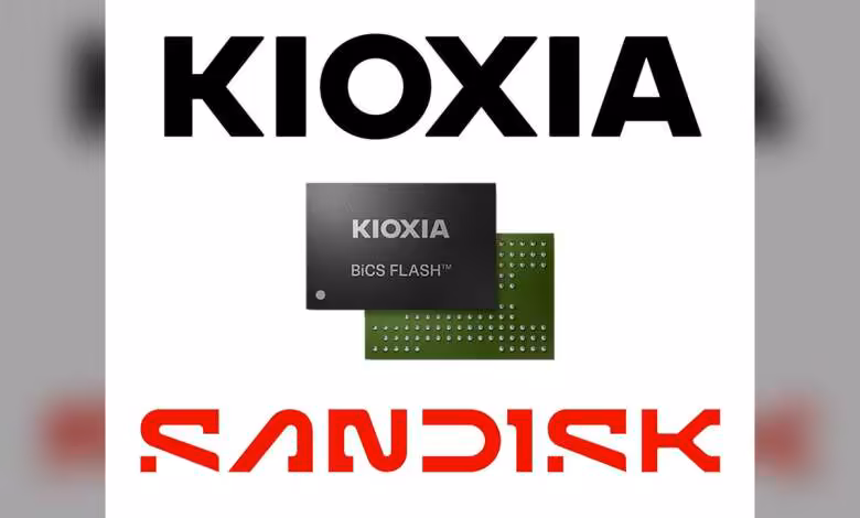 QLC NAND : Kioxia et Sandisk passent à 332 couches et 4,8 Gb/s en 10e génération 1 Logos Kioxia et SanDisk avec puce BiCS FLASH et circuit vert illustrant la mémoire NAND 3D
