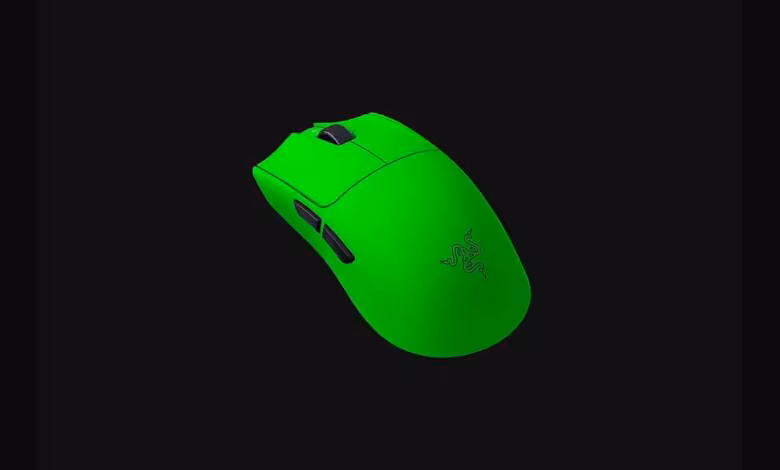 Razer Viper V4 Pro Esports Green Edition : la souris pro passe au vert signature 1 Souris gaming Razer Viper V4 Pro Esports Green Edition verte, vue de dessus sur fond noir