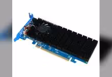 Carte APT Tarragona PCIe vue en trois-quarts, radiateur noir massif et PCB bleu