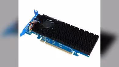 Carte APT Tarragona PCIe vue en trois-quarts, radiateur noir massif et PCB bleu