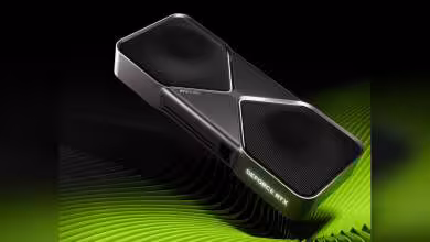 Carte graphique NVIDIA GeForce RTX 5090 au design compact noir et gris, avec doubles ventilateurs visibles