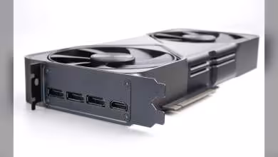 Carte graphique NVIDIA GeForce RTX Founders Edition à triple ventilateur, connecteurs d’alimentation et sorties vidéo visible