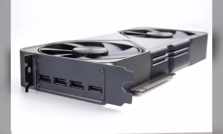 RTX 50 : les prix s'envolent jusqu'à 39 % en août, le MSRP devient théorique 1 Carte graphique NVIDIA GeForce RTX Founders Edition à triple ventilateur, connecteurs d’alimentation et sorties vidéo visible